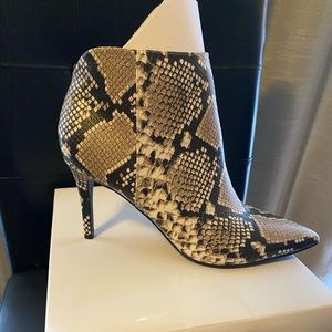 NEW!!!!!!Beautiful snake print ankle boots